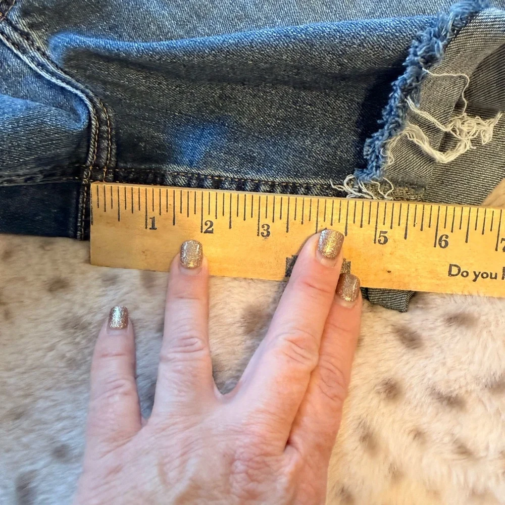 Silver Jean Co Womens Size 31 Lightly Distressed Denim Shorts